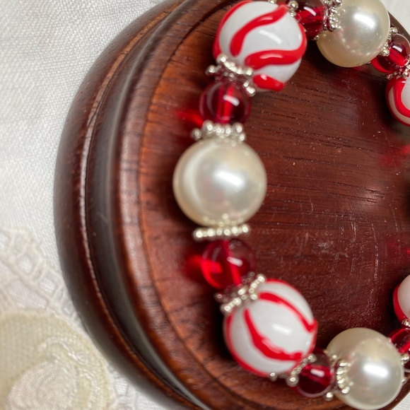 Christmas Stretch Bracelet Painted Red And white Glass Beads - Picture 12 of 12